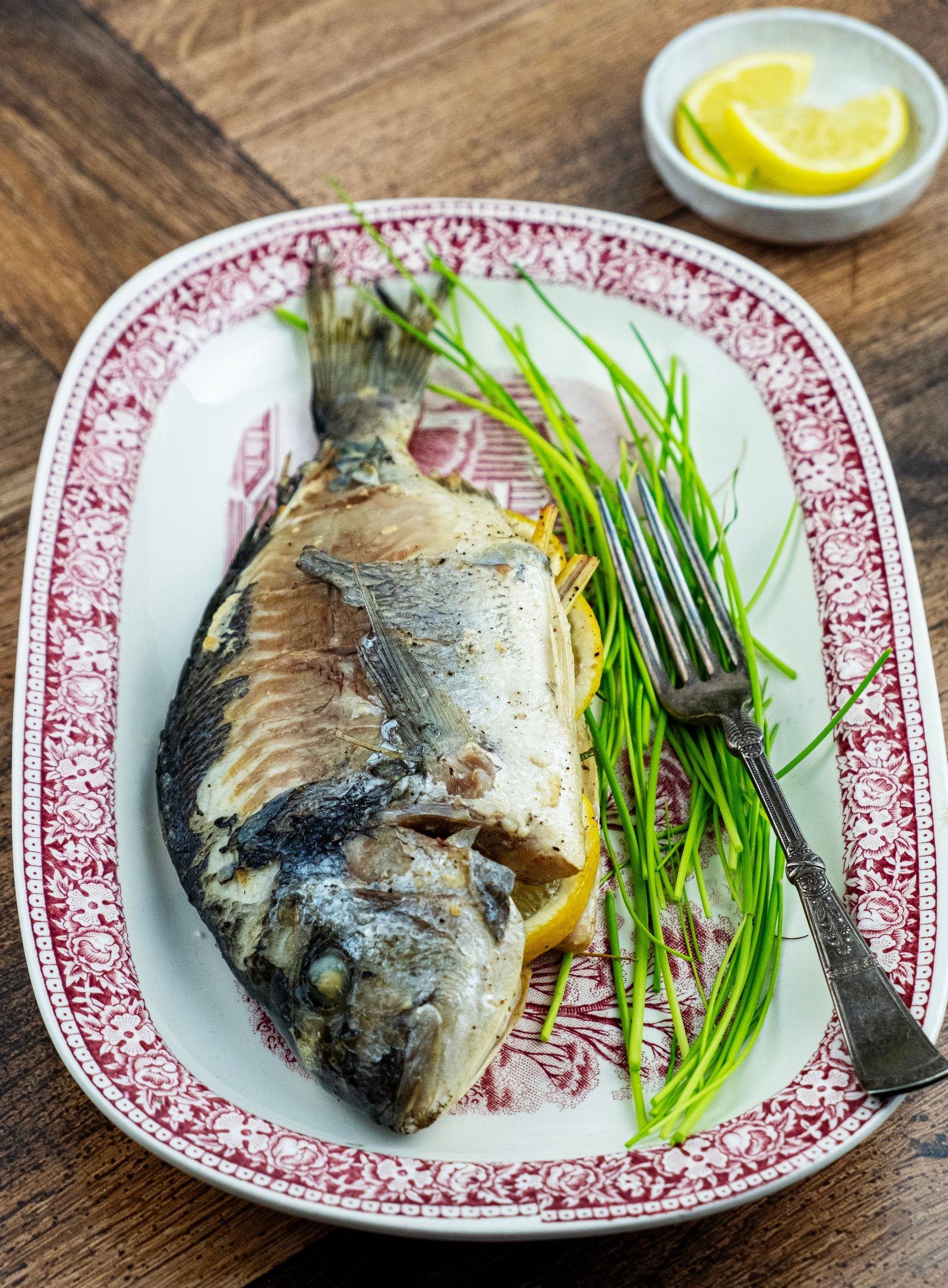 Grilled fish with lemon and chives